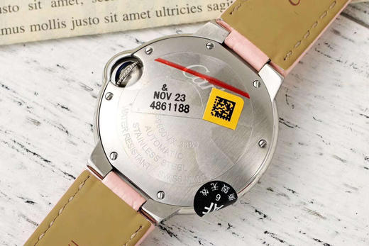 AF——卡地亚33mm蓝气球系列腕表
【表壳】直径33毫米，原装一致！精钢材质表壳，最顶级蓝宝水晶镜面月牙开口一模一样。全部可与原装正品手表零件互换！精细无比！整个手表基于正品原版开模的copy版本❕ 商品图14