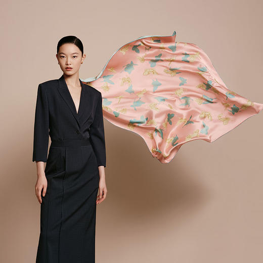 凤凰之家“百蝶谱”103厘米双面印花大方巾 商品图1