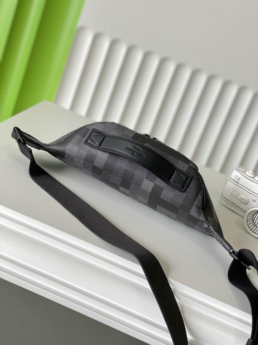 夏季特惠💰760 原单LV M14920 尺寸：30×15×8cm RUSH 黑格迷彩腰包 变码芯片 商品图3