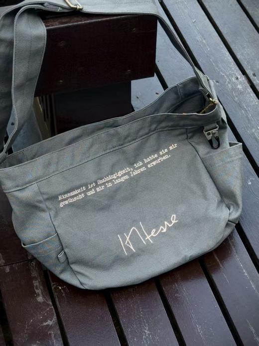 黑塞复古刺绣工装包 可选棕色/灰色  黑塞护书袋 商品图5