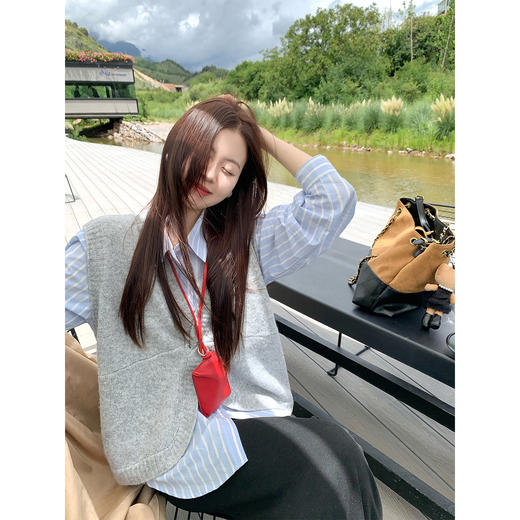 <曾小咸推荐>3.19现货秒杀 ！微信超特价！韩系纯色V领毛织背心 日常129.99 立减70 秒杀59.99！！ 蓝白条纹衬衫 秒杀89.99！卡其色中长款风衣 秒杀169.99！！ 商品图3