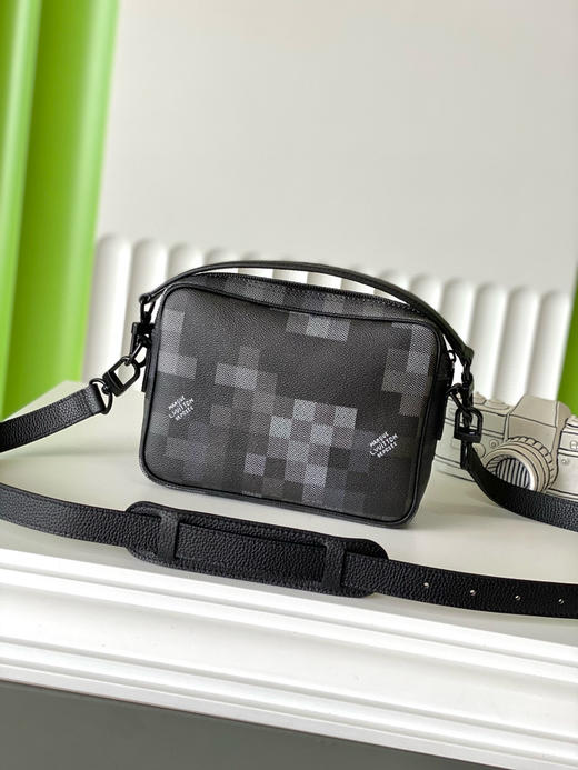 夏季特惠💰760 原单LV M14988 尺寸：25×17.5×11cm NIL 黑格迷彩邮差包 变码芯片 商品图2