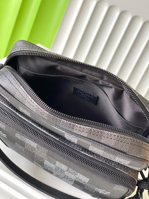 夏季特惠💰760 原单LV M14988 尺寸：25×17.5×11cm NIL 黑格迷彩邮差包 变码芯片 商品图7