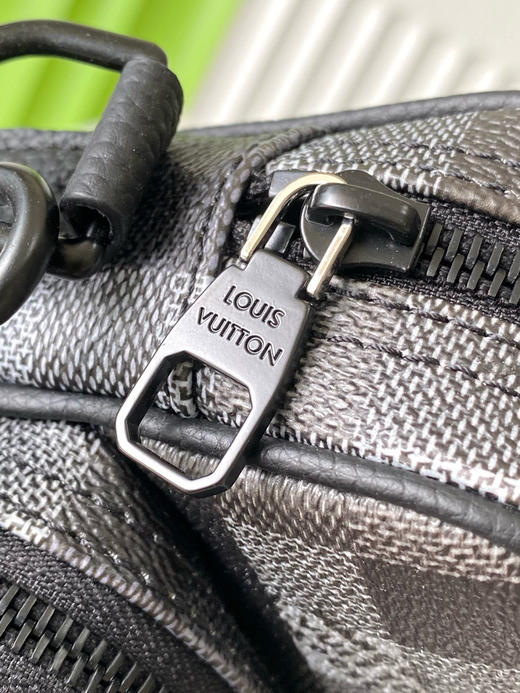 夏季特惠💰760 原单LV M14988 尺寸：25×17.5×11cm NIL 黑格迷彩邮差包 变码芯片 商品图6