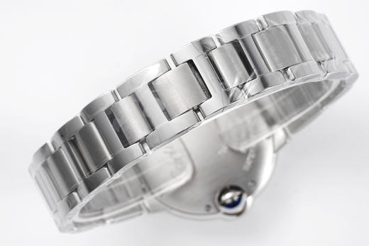 AF——卡地亚33mm蓝气球系列腕表
【表壳】直径33毫米，原装一致！精钢材质表壳，最顶级蓝宝水晶镜面月牙开口一模一样。全部可与原装正品手表零件互换！精细无比！整个手表基于正品原版开模的copy版本❕ 商品图9