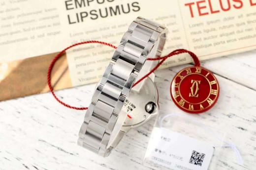 AF——卡地亚33mm蓝气球系列腕表
【表壳】直径33毫米，原装一致！精钢材质表壳，最顶级蓝宝水晶镜面月牙开口一模一样。全部可与原装正品手表零件互换！精细无比！整个手表基于正品原版开模的copy版本❕ 商品图8