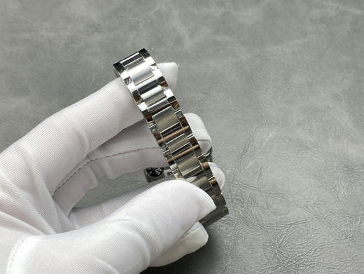 AF——卡地亚33mm蓝气球系列腕表
【表壳】直径33毫米，原装一致！精钢材质表壳，最顶级蓝宝水晶镜面月牙开口一模一样。全部可与原装正品手表零件互换！精细无比！整个手表基于正品原版开模的copy版本❕ 商品图7