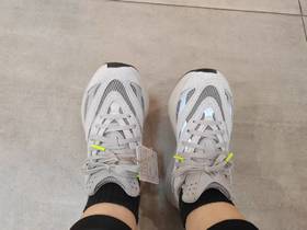 阿迪达斯流光跑鞋