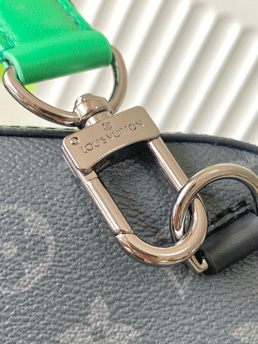 夏季特惠💰750 原单LV M25891 尺寸：30×16×5.7cm AUENUE 黑花单肩胸包 变码芯片 商品图5