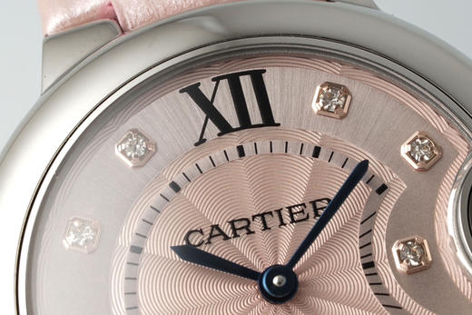 AF——卡地亚33mm蓝气球系列腕表
【表壳】直径33毫米，原装一致！精钢材质表壳，最顶级蓝宝水晶镜面月牙开口一模一样。全部可与原装正品手表零件互换！精细无比！整个手表基于正品原版开模的copy版本❕ 商品图10