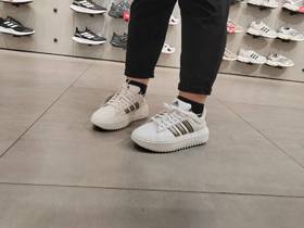 阿迪达斯厚底板鞋