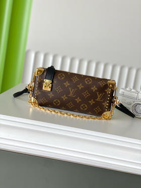 夏季特惠💰880 原单LV M13147 尺寸：23×12×4cm SLIM TRUNK 链条斜挎包 变码芯片