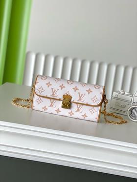 夏季特惠💰700 原单LV M26583 尺寸：20.5×11×6cm POCHETTE CAMILLE 链条包 变码芯片