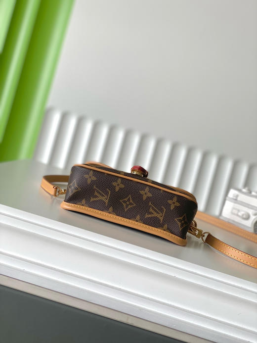 夏季特惠💰720 原单LV M83298 尺寸：19×10.5×6cm NANO DIANE 迷你法棍包 变码芯片 商品图3