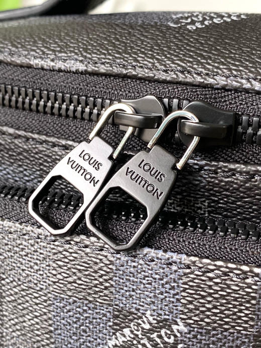 夏季特惠💰760 原单LV M14920 尺寸：30×15×8cm RUSH 黑格迷彩腰包 变码芯片 商品图5