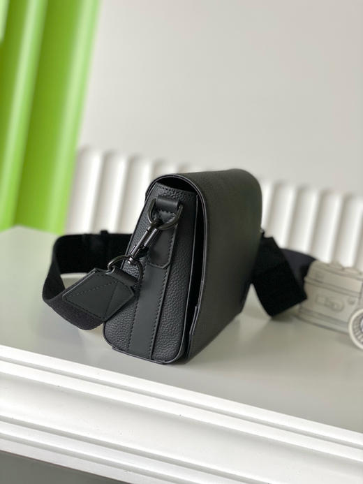 夏季特惠💰800 原单LV M24769 尺寸：22×16.5×7cm TAKEOFF 全皮邮差包 变码芯片 商品图1