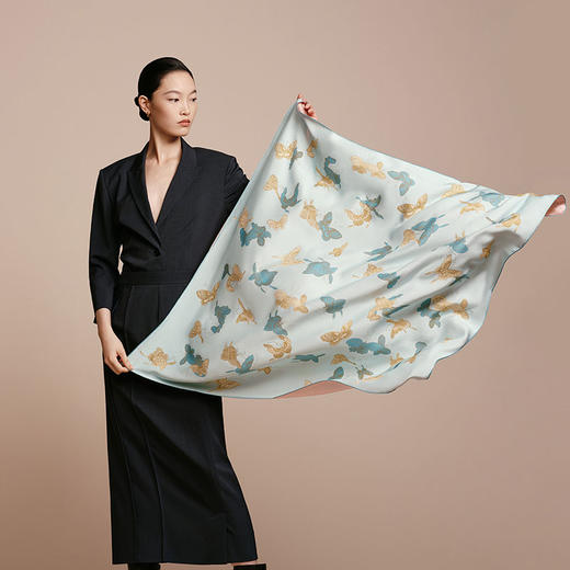 凤凰之家“百蝶谱”103厘米双面印花大方巾 商品图0