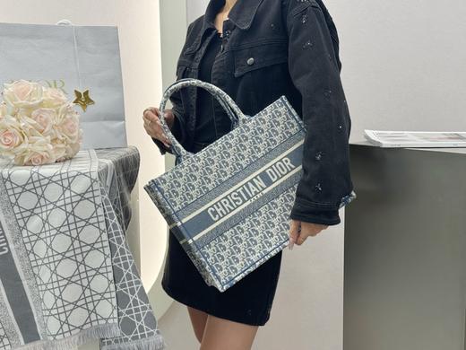 迪奥 Book Tote 托特 酒椰草系列中号（LZ） 商品图3
