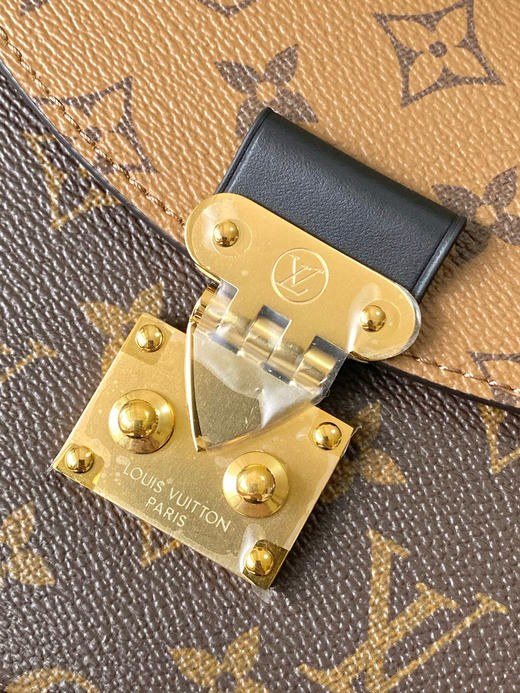 夏季特惠💰800 原单LV M46548 尺寸：24×18×7cm SAC TILSITT 扇子包 变码芯片 商品图4