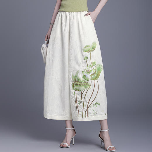 KQL422H53032025秋季重缎刺绣提花国风九分花苞裤女宽松休闲裤松紧腰女士裤子 商品图4