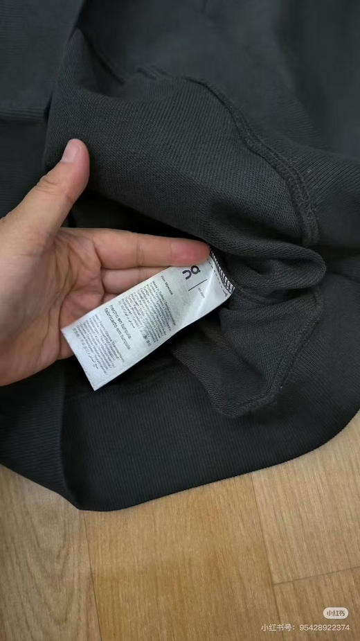 原单正品昂跑 pon Club Crew 运动风圆领卫衣！
380克毛圈，胸前大硅胶标极简，不饱和配色，很适合日常穿搭。情侣款。
尺码s m l xl 
颜色灰色 黑色 商品图4