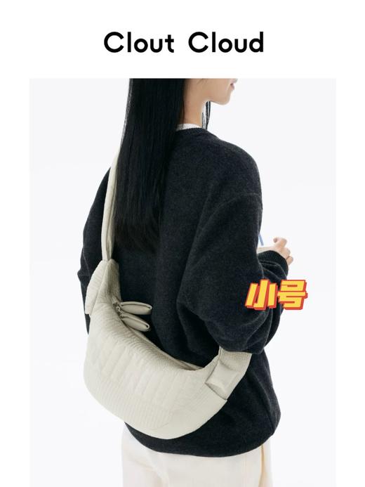 一店d  Clout Cloud爆款饺子包🔥男女明星们的新团宠！！
它家醉出名的早安系列 跟传统的尼龙包完全不一样的触感 它的设计灵感来源于清晨的被子 商品图1