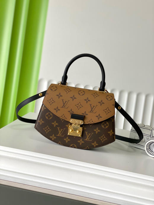 夏季特惠💰800 原单LV M46548 尺寸：24×18×7cm SAC TILSITT 扇子包 变码芯片 商品图0