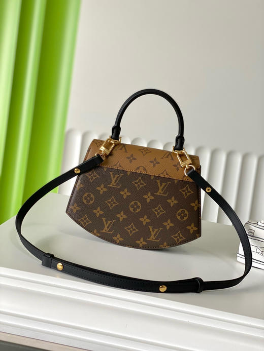 夏季特惠💰800 原单LV M46548 尺寸：24×18×7cm SAC TILSITT 扇子包 变码芯片 商品图2