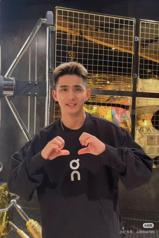 原单正品昂跑 pon Club Crew 运动风圆领卫衣！
380克毛圈，胸前大硅胶标极简，不饱和配色，很适合日常穿搭。情侣款。
尺码s m l xl 
颜色灰色 黑色 商品图10