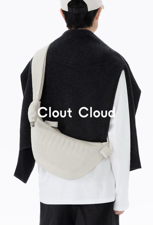 一店d  Clout Cloud爆款饺子包🔥男女明星们的新团宠！！
它家醉出名的早安系列 跟传统的尼龙包完全不一样的触感 它的设计灵感来源于清晨的被子 商品图0
