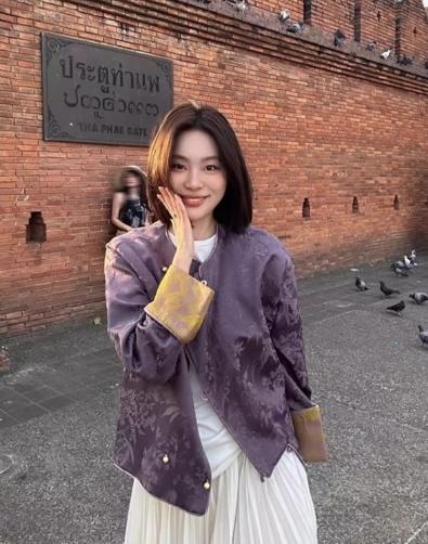 💥澳洲品牌直发【AUChris贵气老钱复古的新中式提花外套ACU081601】😍这个暮山紫长在心坎上！👏自留款，贼有分氛围感~❗️ 💰天猫价：588¥/件 💰团购价：209¥/件 商品图2