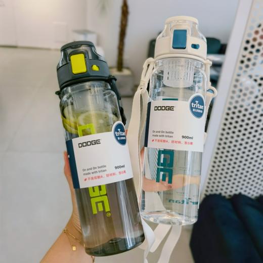 大容量弹跳盖背带塑料杯便携户外带茶隔运动杯女生健身随手太空杯 商品图1