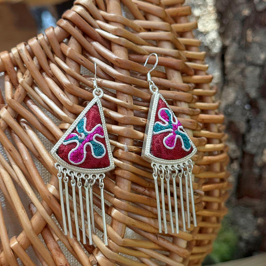 【新品耳饰】绯墨老绣耳环 | 现货加急发 手工孤品之作 匠心甄选 支持退换货 有运费险 商品图2