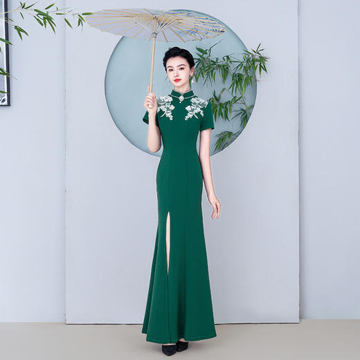 2025年新款高端走秀旗袍墨绿色弹力免烫鱼尾长款复古演出服 商品图1