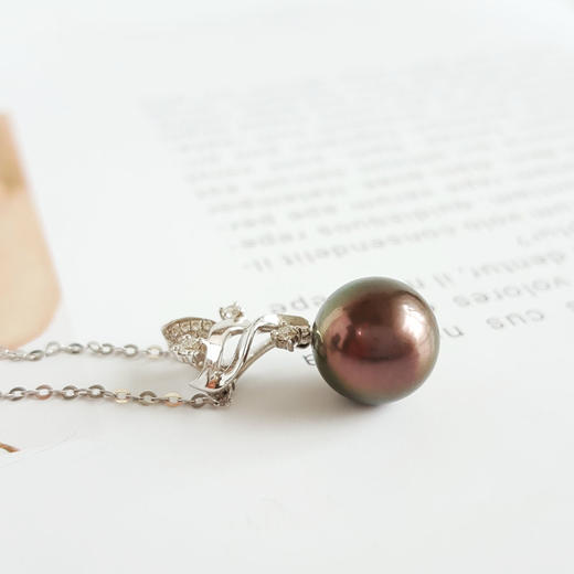 【天然正品】周大福AU750白金镶钻镶天然约9.6MM近无暇正圆大溪地海水珍珠吊坠项链21.6*9.6*9.6MM（皆取最大值）女士现售价：2880！140825NJM12 商品图4