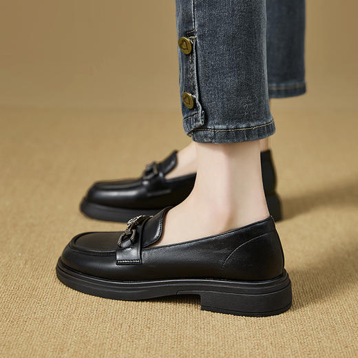西遇法式乐福鞋女新款秋季复古金扣单鞋不累脚通勤低跟小皮鞋V1857109 商品图3