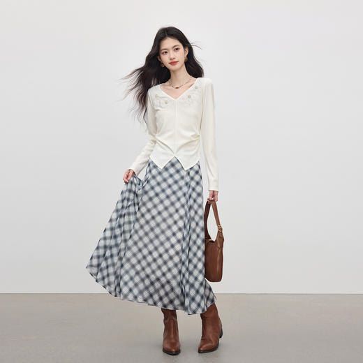 【周末秒杀】熙世界钉珠立体花朵V领T恤女长袖秋季新款设计感开叉正肩收腰上衣 商品图4