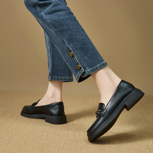 西遇黑色乐福鞋女新款秋季法式软底不累脚通勤女鞋粗跟小皮鞋V1857108 商品图3