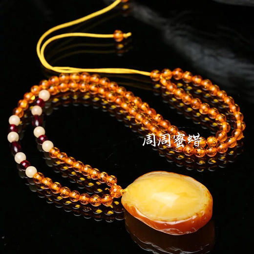 丁摩 带皮老蜜蜡吊坠男女款鸡油黄琥珀原石项链长款毛衣链随型项坠5ZF-74998 商品图2
