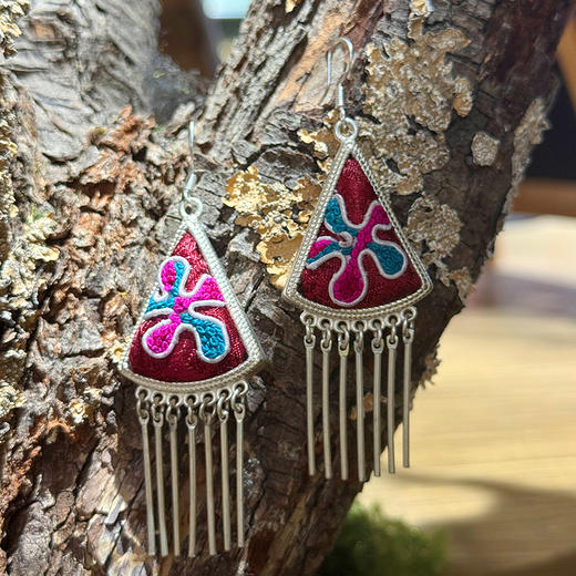 【新品耳饰】绯墨老绣耳环 | 现货加急发 手工孤品之作 匠心甄选 支持退换货 有运费险 商品图1