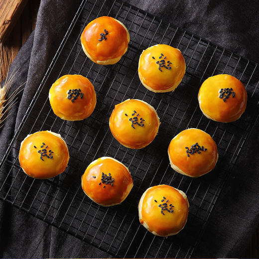 蛋黄酥（红豆味），6盒（48枚）组合，酥皮，红豆沙、雪媚娘、咸蛋黄，四层用料，外皮酥脆、咸鸭蛋黄绵密沙糯，豆沙清甜可口，外酥里糯、甜咸适口，遵循传统工艺，用心烘焙，还原本初醇香美味D 商品图4