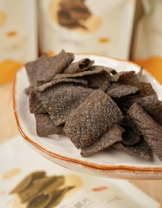 五黑薄片锅巴
五种成份组成，分别有：黑米，黑豆，黑桑葚，黑芝麻，黑枸杞。 健康轻油无负担吃起来谷香浓郁满口酥脆!
口感咸香诱人，最佳追剧小零食
规格：200g/盒 商品图1