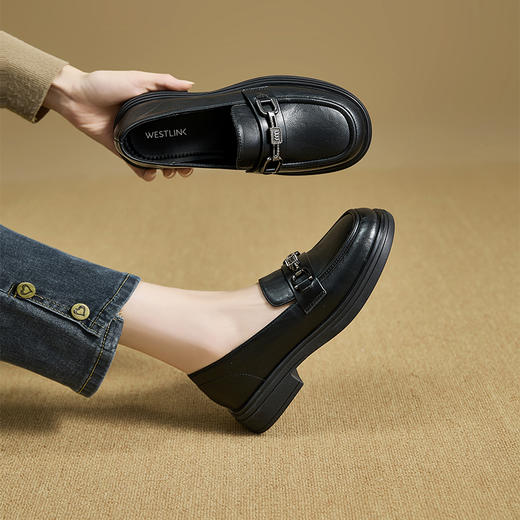 西遇法式乐福鞋女新款秋季复古金扣单鞋不累脚通勤低跟小皮鞋V1857109 商品图0