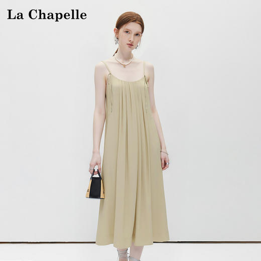 天猫同步【重工立体压褶】拉夏贝尔/La Chapelle设计感小众宽松气质V领百褶吊带裙女吊带压褶连衣裙★ 商品图0