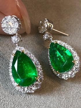 8.66ct刻面祖母绿耳坠