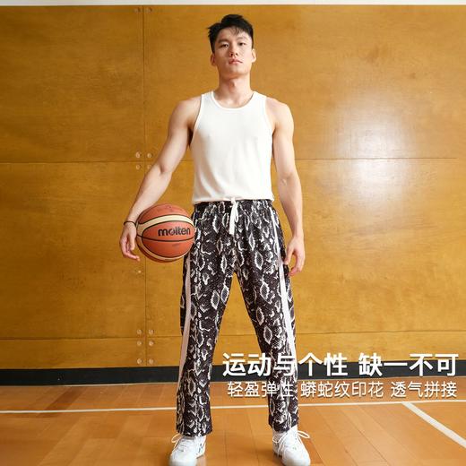 录士LUSHISI路南主题速干休闲运动满印美式街头潮流蟒蛇纹长裤男 商品图4