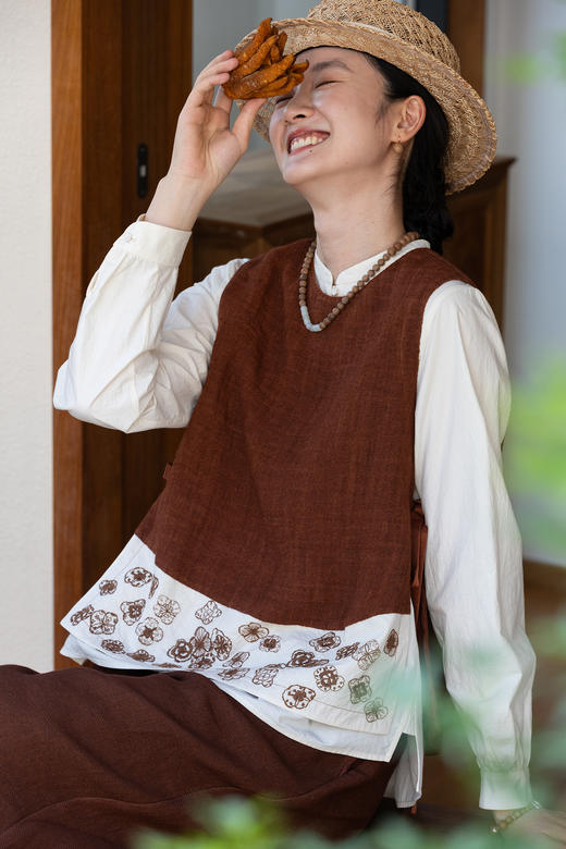 牧衣游原创 炒色机绣亚麻马夹新品设计感古朴撞色系带上衣 知意 商品图5