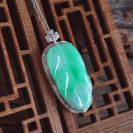 【天然正品】A货翡翠AU750白金豪镶钻镶天然细腻糯种满绿叶子（金枝玉叶）翡翠吊坠项链41.9*21.0*7.0MM（皆取最大值）链长：45CM（长度可调节）女士现售价：4880！110825JJ36 商品图6