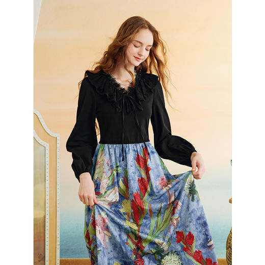 两三事梵高文艺花海浮游2025秋季新款印花裙摆蕾丝拼接v领连衣裙 商品图2