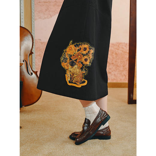 两三事梵高文艺 梵夜葵光 2025秋季新款大口袋绣花高腰半身裙长裙 商品图2